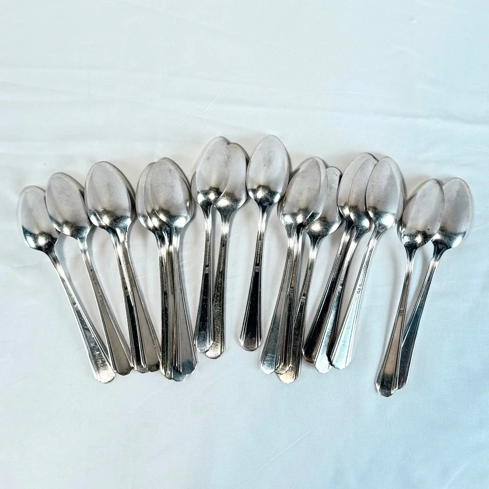 Vintage WM Rogers Ivanhoe 1936 Silver Plate flatware 30 pieces
